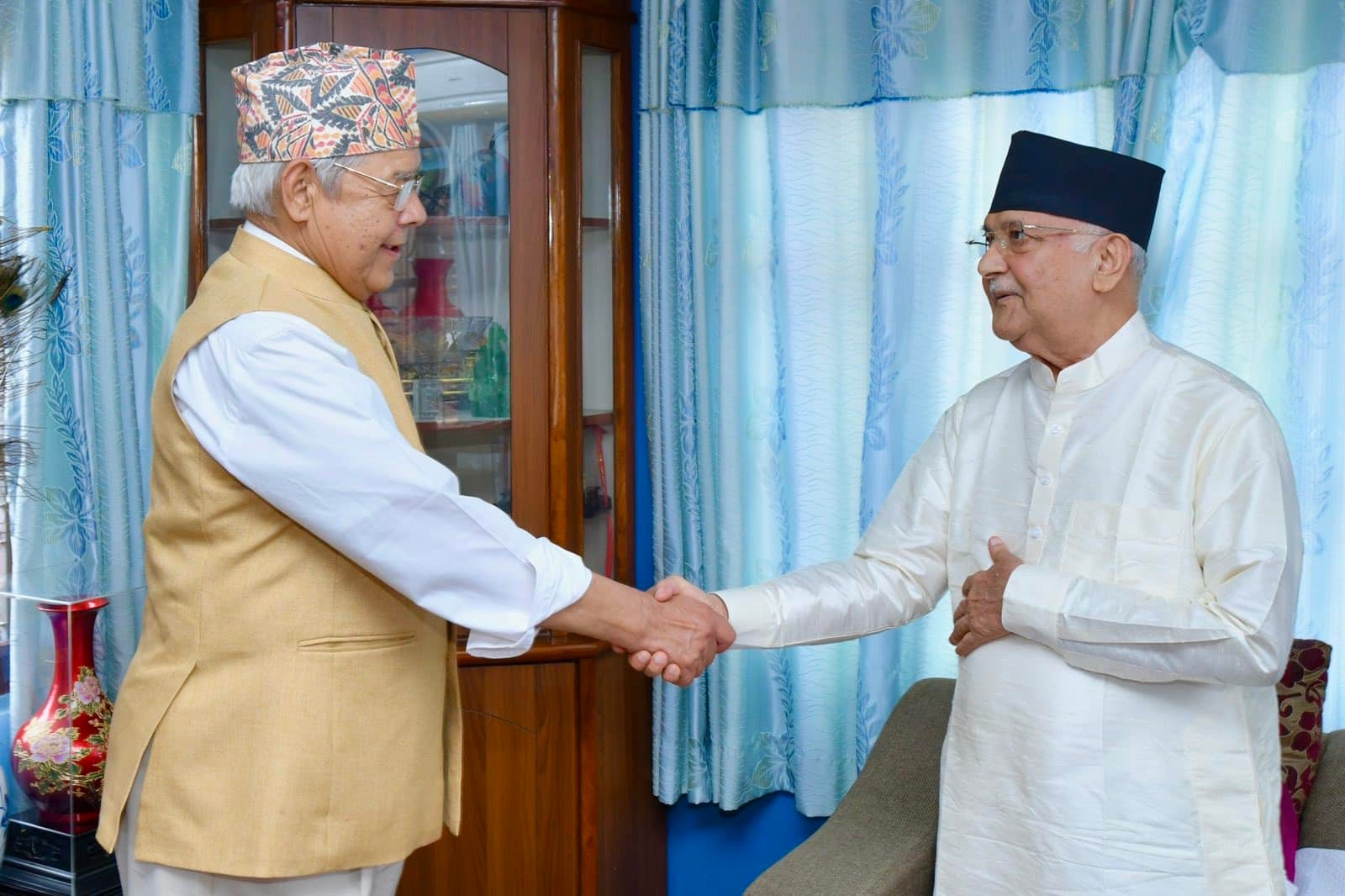 आठ महिनापछिकाे भेटमा चम्किला देखिए केपी र वामदेव (तस्वीरहरू)